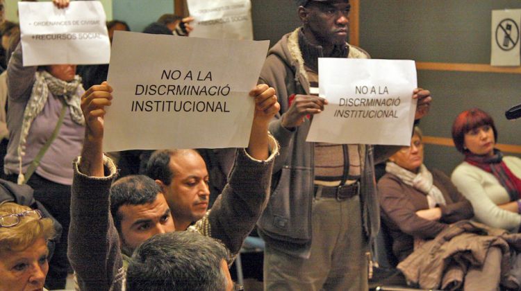 Un grup d'immigrants es va manifestar durant l'aprovació de la moció a Salt. ACN
