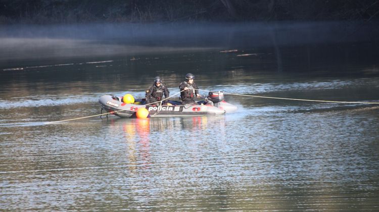 Els equips de rescat aquest matí a la resclosa del riu Fluvià. ACN