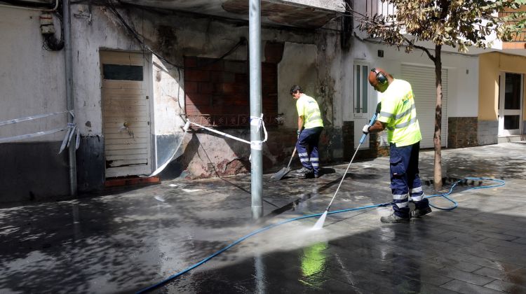 Operaris netejant aquest 24 de juny del 2019 la zona del carrer Palmerola. ACN