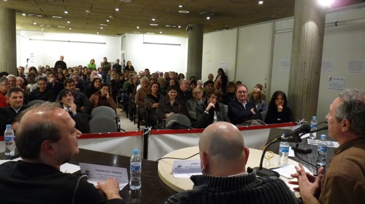 Més de 150 persones esn van aplegar al debat independentista © AG