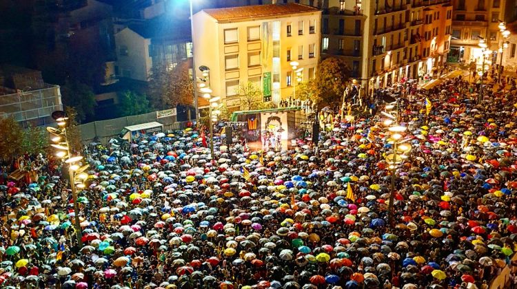 Els concentrats a la plaça 1 d'Octubre de Girona. Ricard Rigall