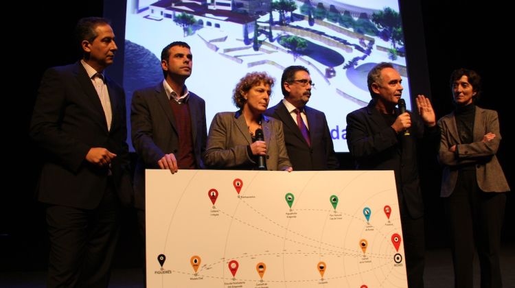 Ferran Adrià acompanyat de l'alcaldessa de Roses i altres autoritats © ACN