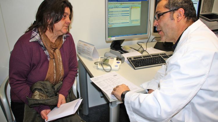 Un metge explica a una pacient que la recepta ja detalla el preu real dels medicaments © ACN