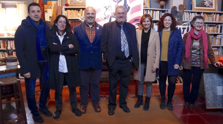 Les autoritats locals i de la Generalitat implicades en el conveni signat del taller de Fontserè a Porqueres. ACN