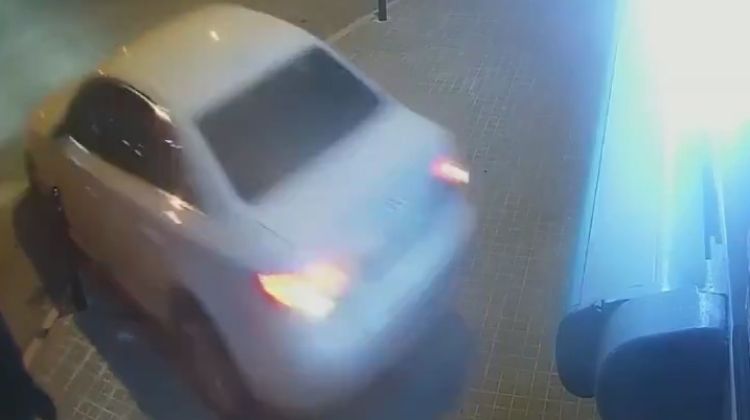 El cotxe robat segons abans d'estampar-se contra la farmàcia