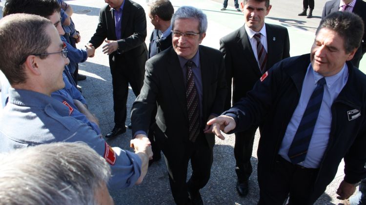 El conseller a l'arribada al parc ha saludat a l'equip de Bombers © M. Estarriola