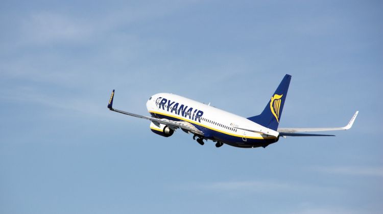 Avió de Ryanair enlairant-se de l'Aeroport de Girona