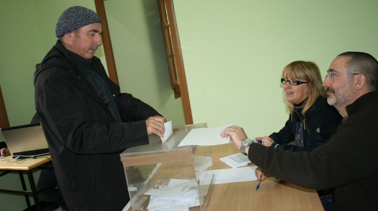 Lluís Llach votant al municipi de Parlavà © AG