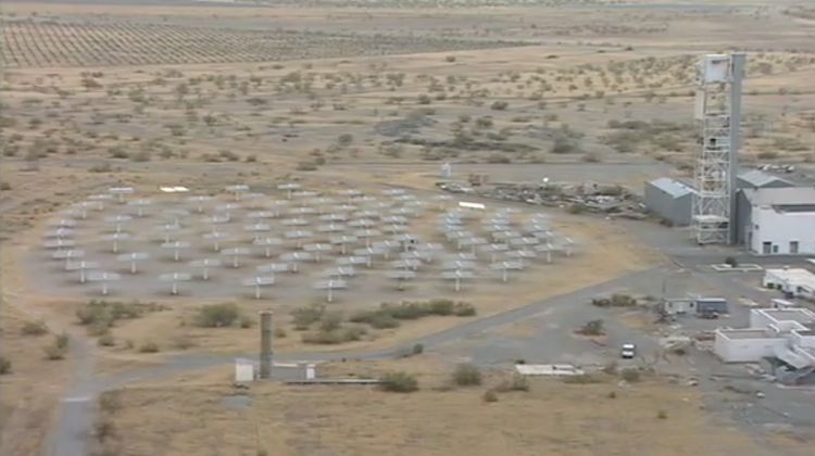 Camp de plaques solars situat a Almeria © YouTube