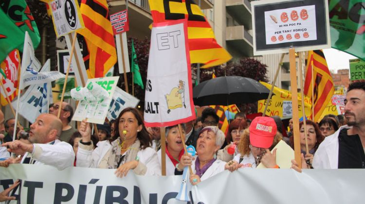 Els manifestants s'han desplaçat fins davant la seu del Govern a Girona © ACN