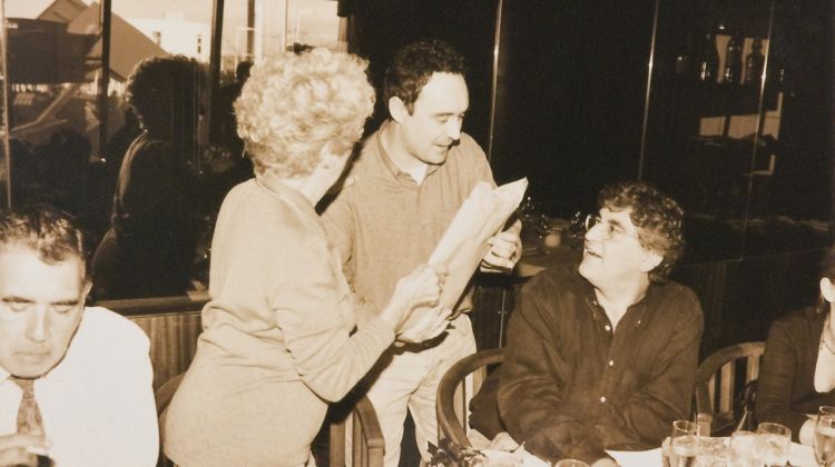 Ferran Adrià, el dia en què va regalar el manuscrit a la mare del seu amic Eduard Roger, pel seu aniversari