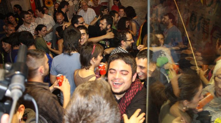 Militants i simpatitzants de la CUP celebrant els resultats històrics © M. Estarriola