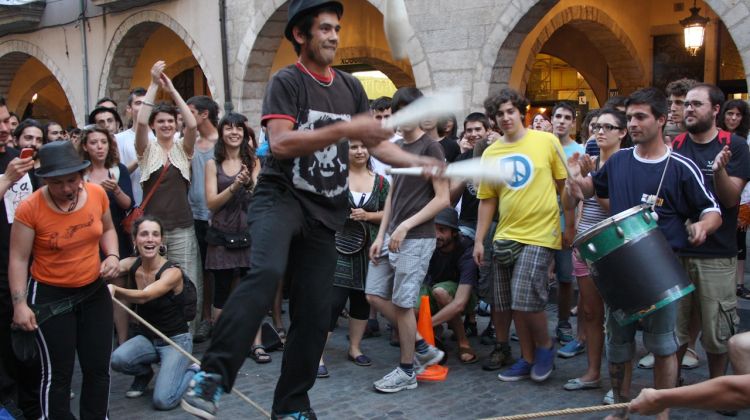 Una de les actuacions de malabars que s'han fet durant la concentració a la plaça del Vi de Girona © ACN