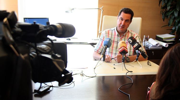 L'alcalde de Lloret de Mar, Romà Codina, atenent els mitjans aquest matí © ACN