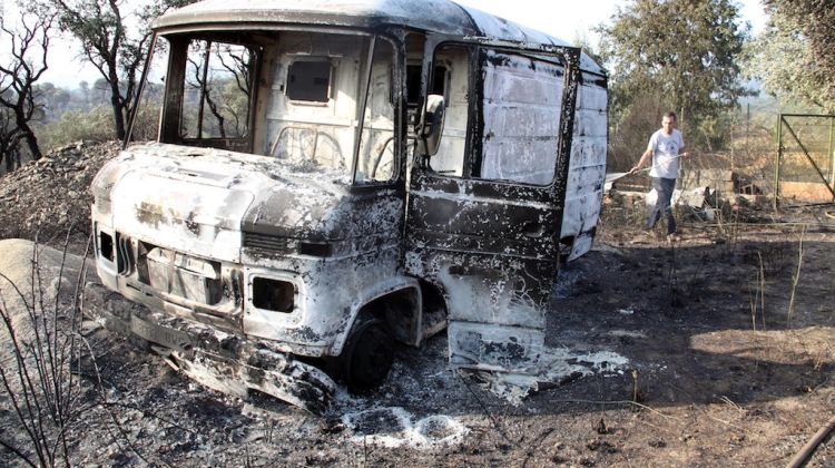 Una furgoneta d'un dels masos afectats pel foc ha quedat pràcticament calcinada © ACN