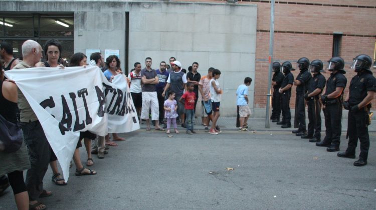 Un grup de manifestants a l'exterior de l'Ajuntament © ACN