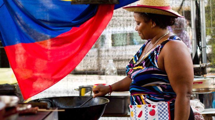 Ahir es va inaugurar la fira Menjars del Món © Maria Alzamora. Cuinera colombiana a la Fira Menjars del Món © Maria Alzamora