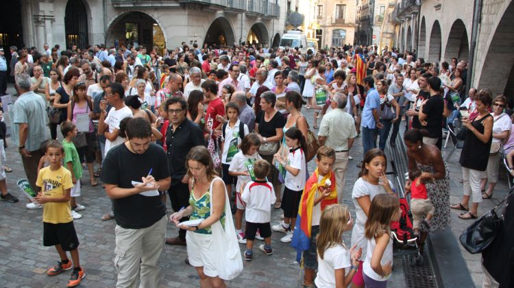 Més de mig miler de persones s'han aplegat a la plaça del Vi de Girona © ACN