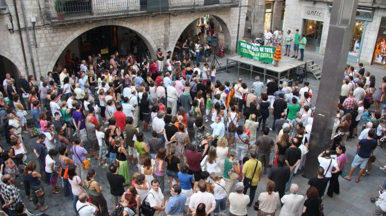 La plaça del Vi de Girona s'ha omplert a favor de la immersió lingüística a l'escola © ACN