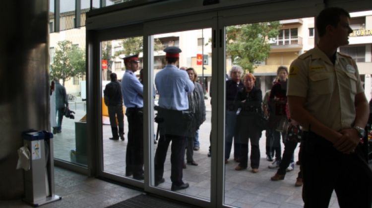 Mossos custodiant l'entrada de l'Oficina d'Atenció al Ciutadà de la seu de la Generalitat a Girona © ACN