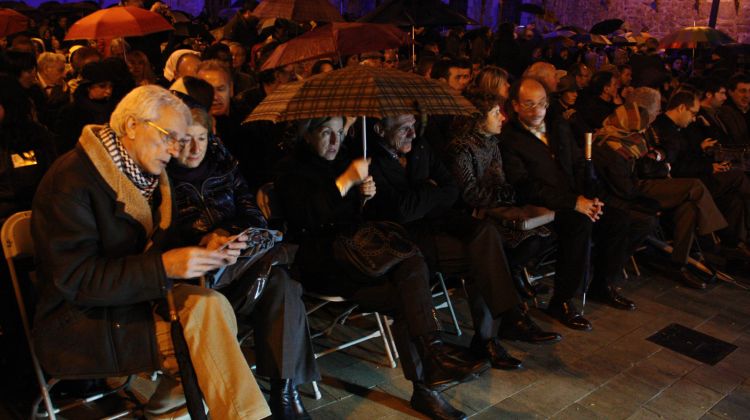 El públic ha hagut de fer ús del paraigües en nombroses ocasions © ACN