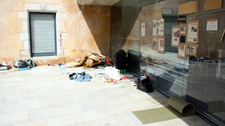 Aquest matí encara eren visibles alguns objectes i material que ha quedat a l'edifici després de la protesta © ACN