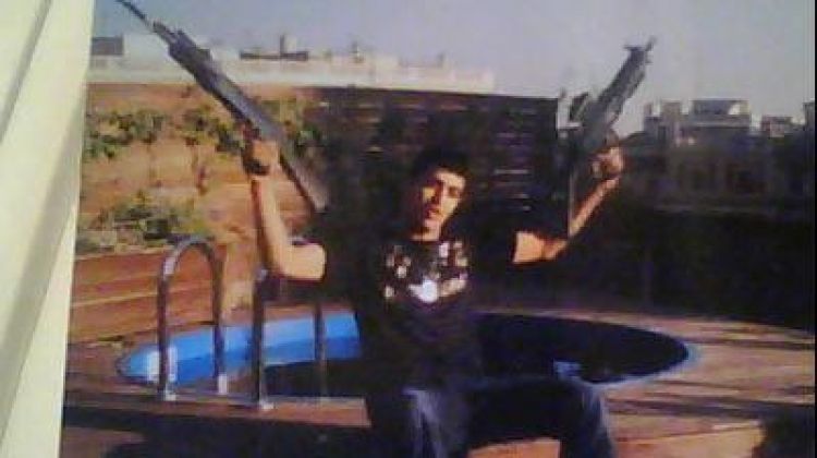 Mehdi Toulan amb dues armes de foc © Facebook