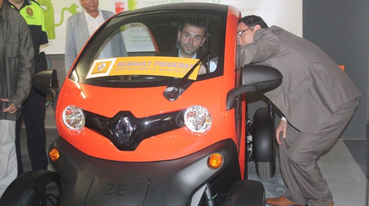 L'alcalde de Figueres, Santi Vila, a l'interior d'un vehicle elèctric al nou pàrquing © M. Estarriola