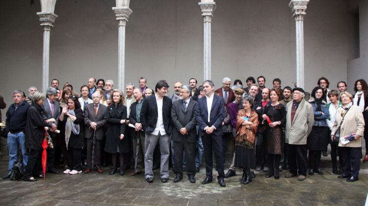 Foto de família dels escriptors, editors i llibreteres amb representants polítics © ACN