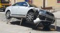 Un cotxe s'encasta contra unes pilones davant de la Casa de Cultura de Girona