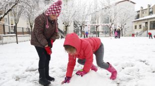 Unes nenes del CEIP Pirineu de Campdevànol (Ripollès) jugant amb la neu aquest matí