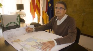 Jaume Homs al seu despatx de l'Ajuntament amb un plànol del municipi