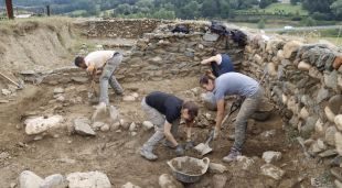 Arqueòlegs treballant a les excavacions de Castellot de Bolvir