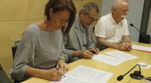 Marta Madrena  amb el president de la Fundació Amatller, Francesc Fontbona, signant el conveni de la cessió