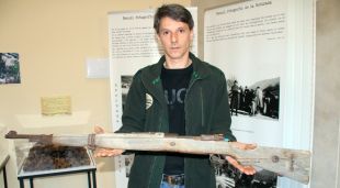 Lluís Bassaganya mostra una escopeta de la Retirada que és propietat de l'Ajuntament de Camprodon