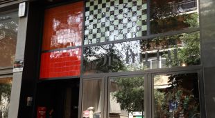 Porta exterior del restaurant Disfrutar, al carrer Villaroel de Barcelona
