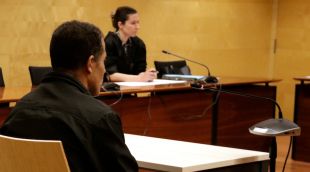 D'esquenes i al costat de la intèrpret, l'acusat d'agredir sexualment una menor en un municipi de l'Alt Empordà