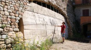 La muralla de Cervià de Ter apuntalada, amb la casa afectada al fon