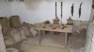 Interior de la casa iber recreada al poblat de Lloret de Mar