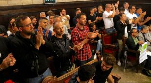 Els agents de la Policia Municipal aplaudint al ple després que s'hagi aprovat l'acord que posa fi al conflicte de les hores extra