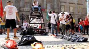 Els socorristes protestant aquest matí a la plaça Sant Jaume