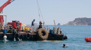 La grua aixecant una roda localitzada al fons del mar a l'Estartit