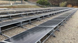 Les plaques solars fotovoltaiques que s'han instal·lat a la coberta de l'institut escola de Lloret de Mar