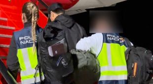 Els agents de la Policia Nacional traslladant el detingut fins a l'avió que el va deportar cap al seu país d'origen