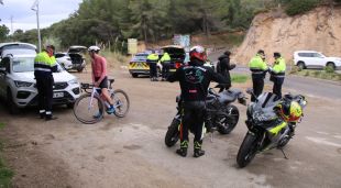 Diverses motocicletes i bicicletes, aturades en el control de Mossos a Lloret per reduir l'accidentalitat a les carreteres