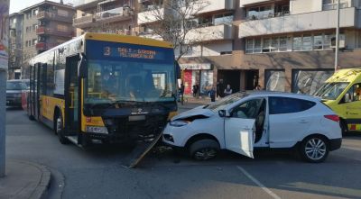 Un autobús amb 30 passatgers topa contra un cotxe a Girona