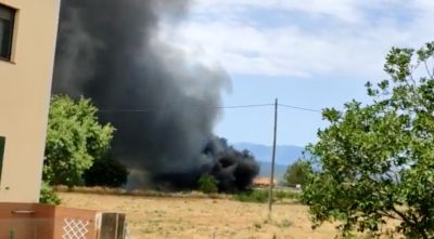 L'incendi d'un tractor obliga a tallar l'N-260 a Navata i mobilitza 8 dotacions dels Bombers