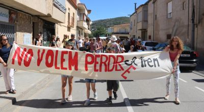 Veïns de Vilajuïga protesten pel centre del poble perquè no els treguin el tren