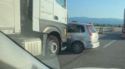 Topada entre un camió i un turisme a l'AP-7 a Pont de Molins