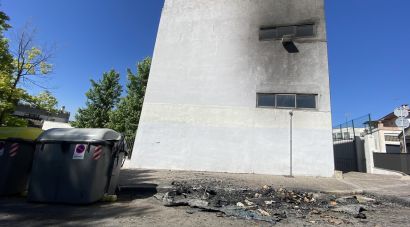 Cremen quatre contenidors en una nit a Girona, afectant un vehicle i dues façanes